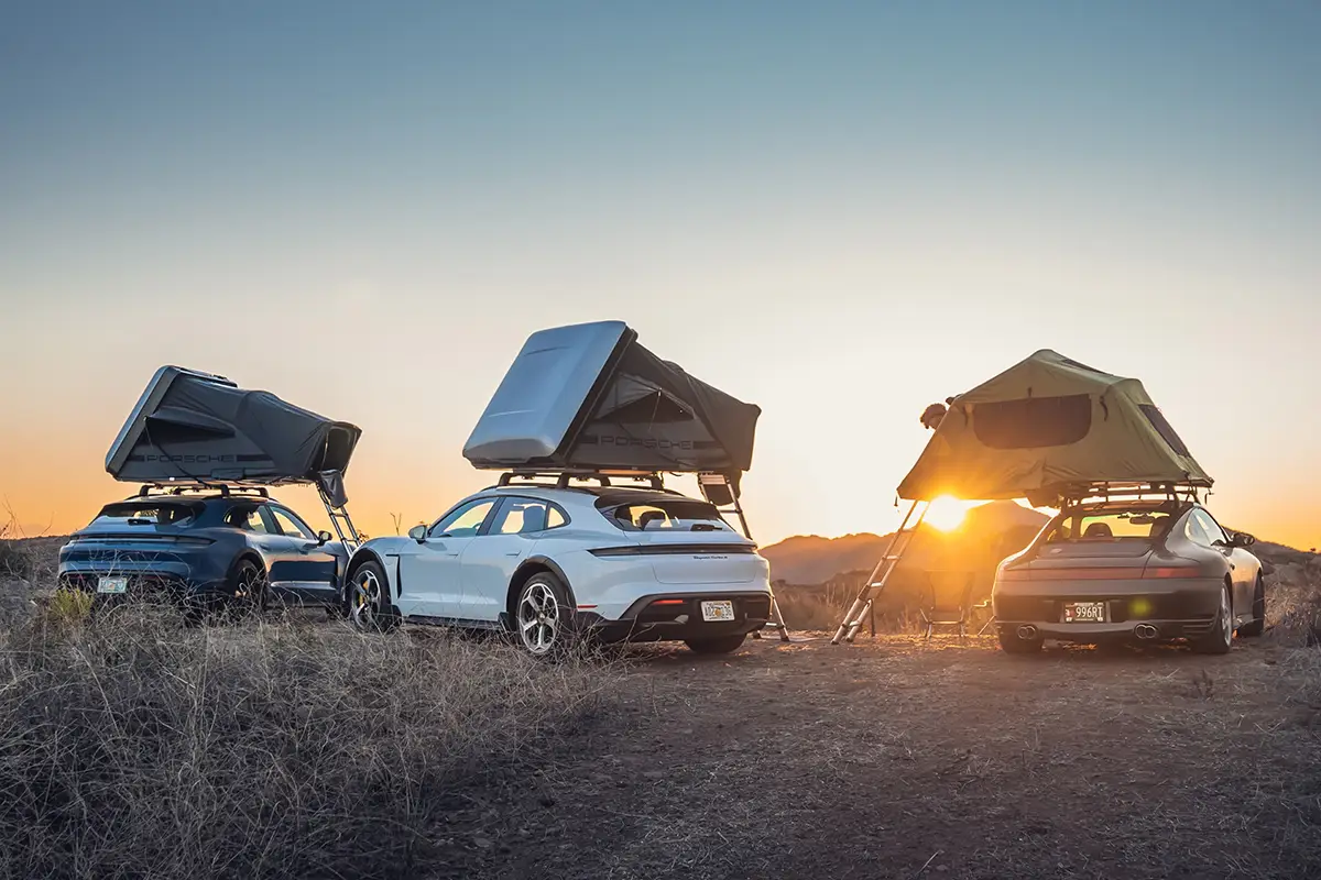 Robustes Allrad-Reisemobil Atlantis Carbon 4x4 für autarke Offroad-Reisen in einer steinigen Wüstenlandschaft.