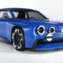 Blaues Renault 8 Gordini Concept Car mit weißen Rennstreifen und sechs runden Scheinwerfern im Fotostudio
