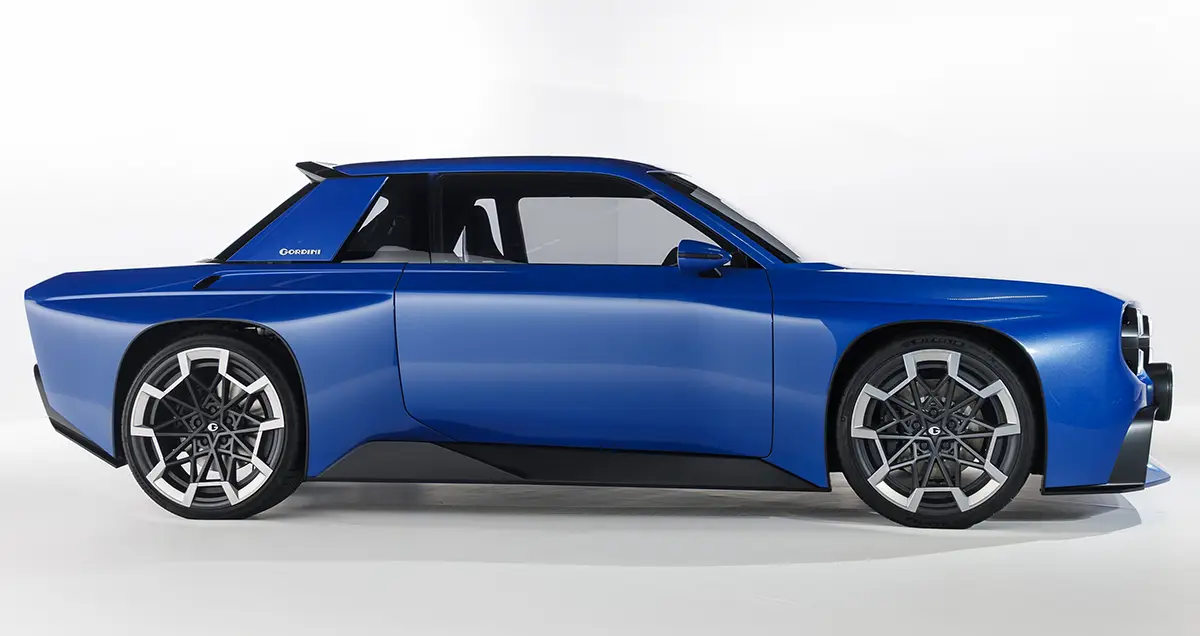 Seitenprofil des 4,12 Meter langen Elektro-Sportwagens Renault 8 Gordini Concept mit eckigen Radhäusern