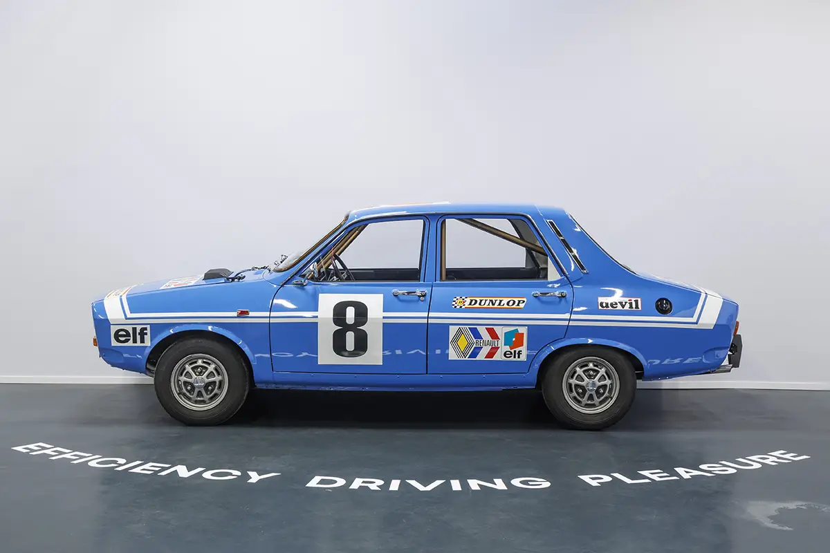 Klassische blaue Renault 8 Gordini Rallye-Limousine aus den 1960er-Jahren mit Startnummer 8
