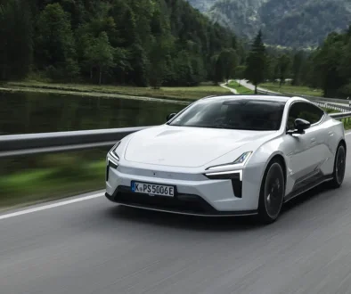 Weißer Polestar 5 Elektro-Grand-Tourer auf einer kurvigen Bergstraße – Front-Dreiviertelansicht