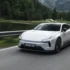 Weißer Polestar 5 Elektro-Grand-Tourer auf einer kurvigen Bergstraße – Front-Dreiviertelansicht