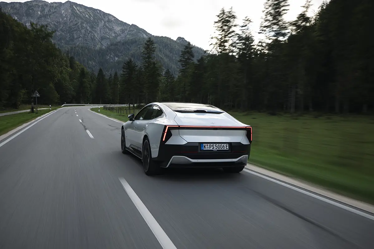 Heckansicht des Polestar 5 in Fahrt ohne klassische Heckscheibe mit durchgehendem LED-Leuchtenband