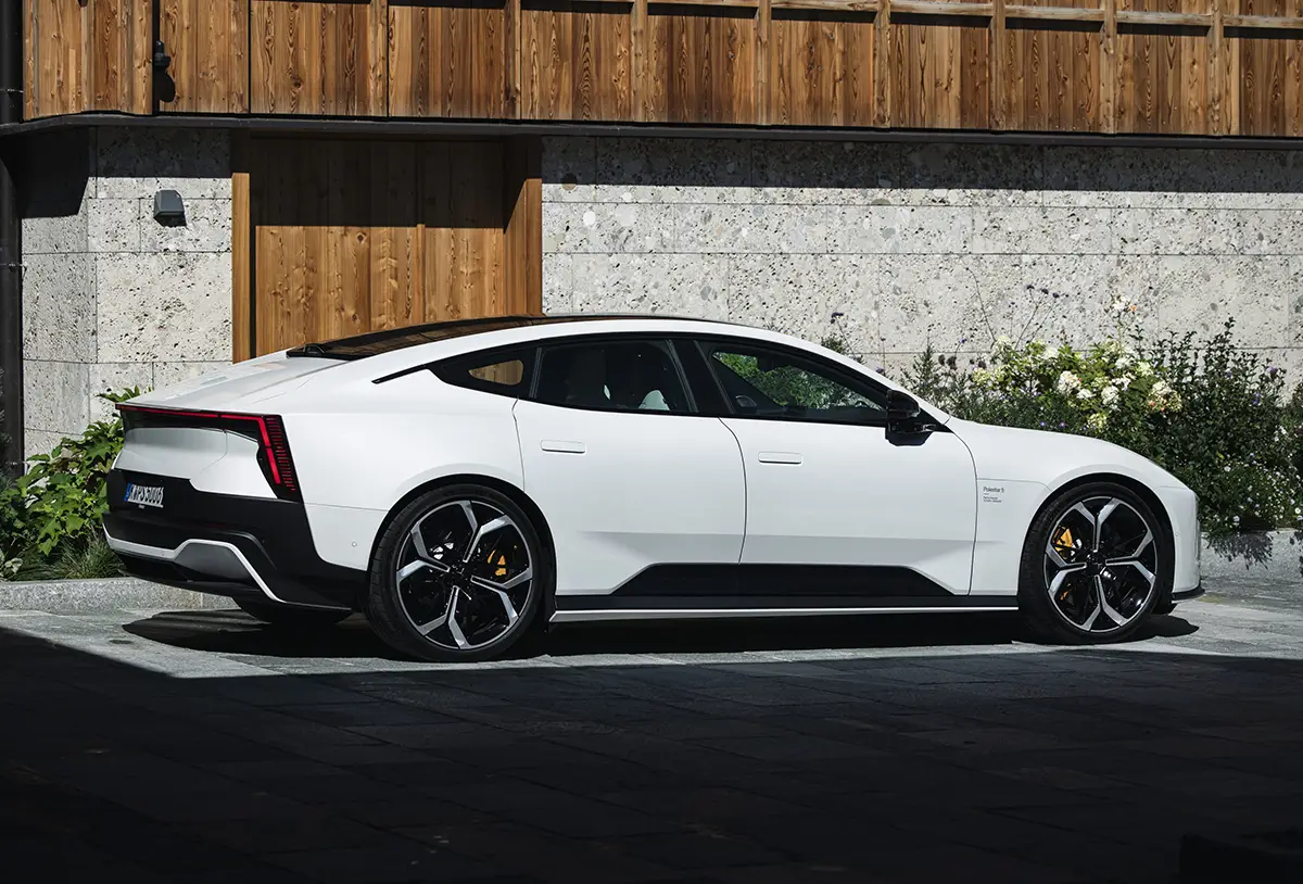 Flache Seitenlinie der 5,09 Meter langen Elektro-Limousine Polestar 5 mit sportlichen Leichtmetallrädern