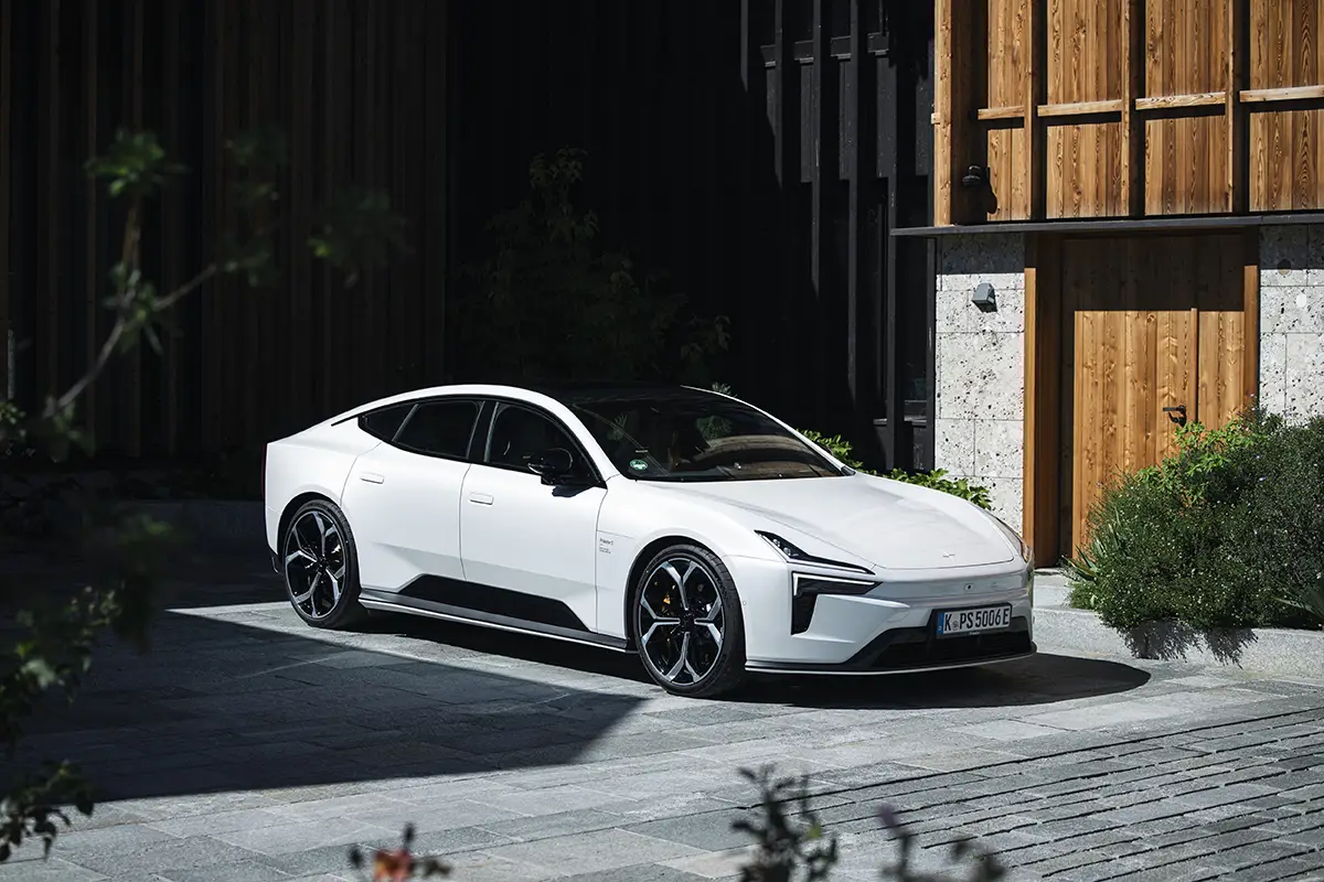 Front-Dreiviertelansicht des Polestar 5 im Stand mit markanter Leuchtensignatur und tief gezogener Haube