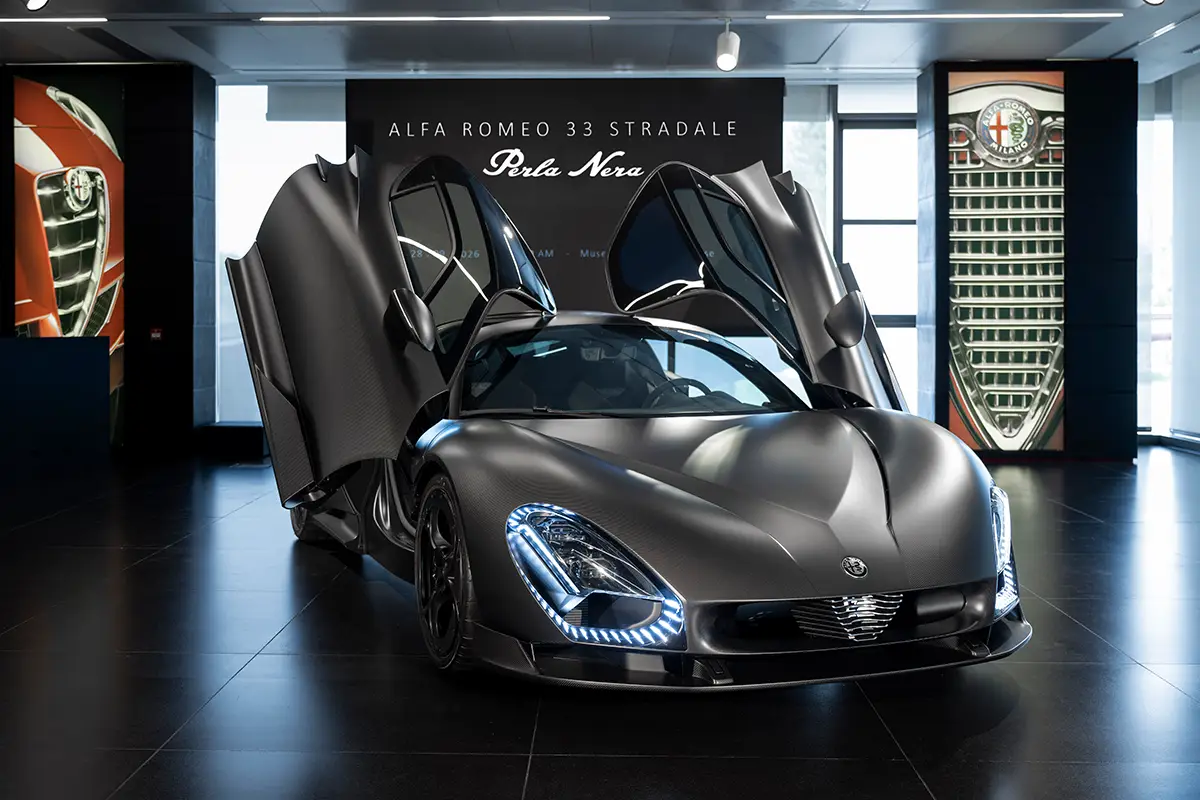 Frontansicht des 33 Stradale Perla Nera mit eingeschalteten LED-Scheinwerfern und sichtbarem Carbon-Gewebe