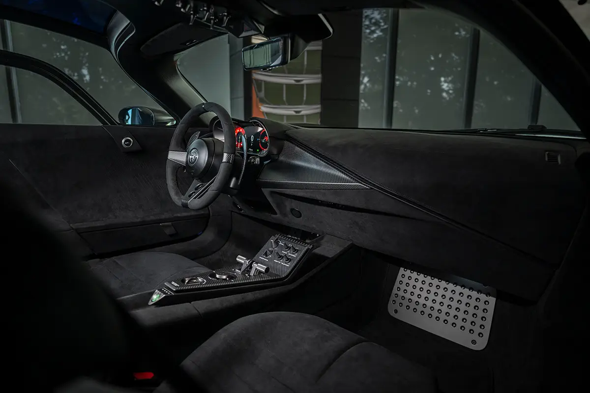 Schwarzes Alcantara-Cockpit des Alfa Romeo 33 Stradale Perla Nera mit Sportlenkrad und digitalen Rundinstrumenten