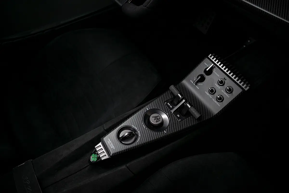 Carbon-Mittelkonsole des Alfa Romeo 33 Stradale mit personalisiertem Drehwahlschalter und Fahrmodusreglern