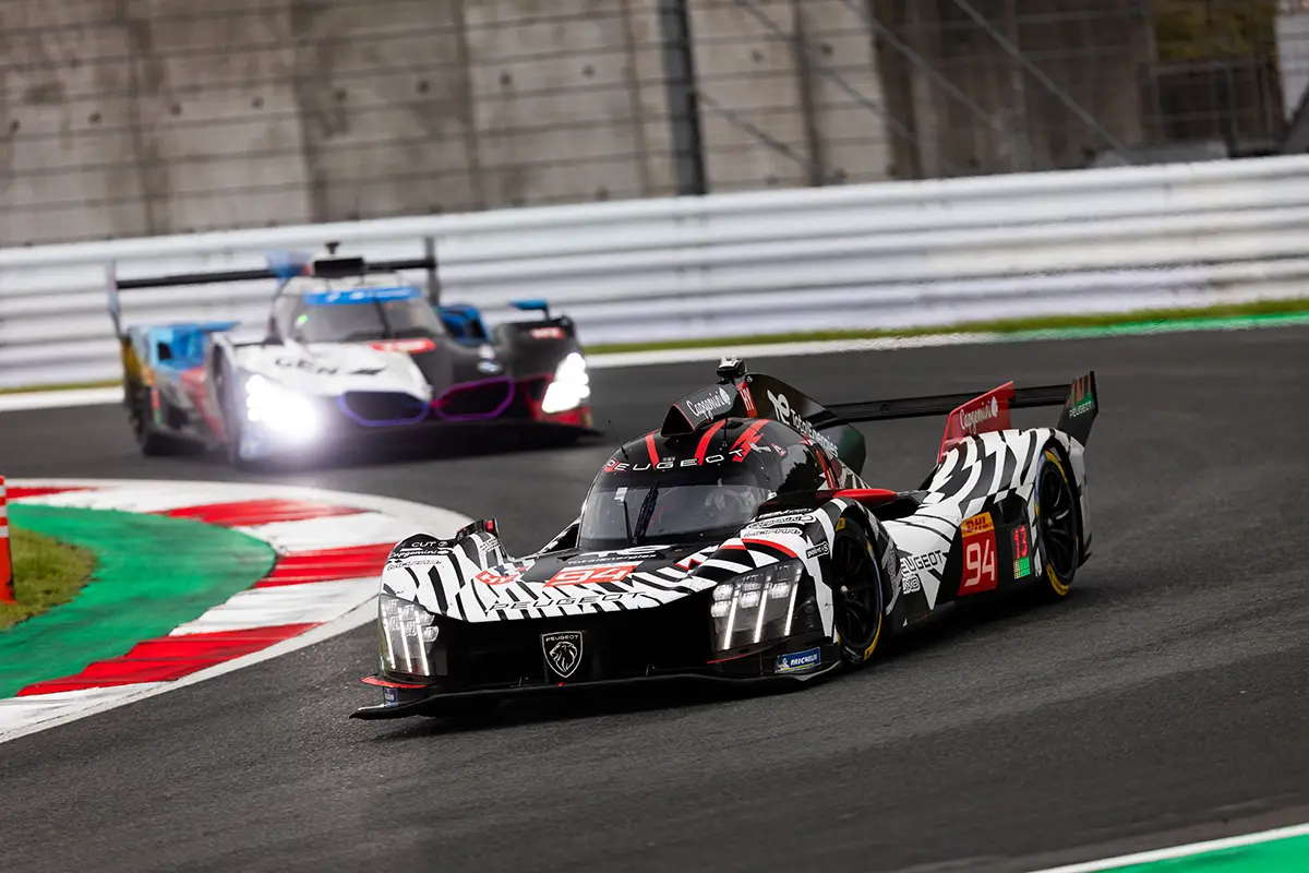 Der PEUGEOT 9X8 im harten Duell mit einem Konkurrenten auf dem nassen beziehungsweise abtrocknenden Kurs in Fuji. Foto: Peugeot Sport