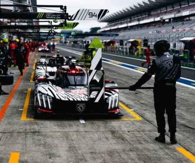 Peugeot 9X8 Hypercar in der Boxengasse während der Vorbereitungen beim 6-Stunden-Rennen in Fuji