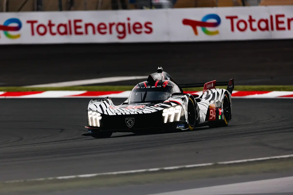 Der PEUGEOT 9X8 passiert die Start- und Zielgerade vor großer TotalEnergies-Bandenwerbung. Foto: Peugeot Sport