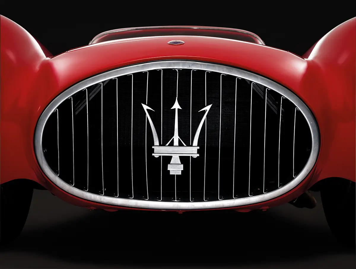 Ovale Kühlergrill-Partie der Maserati Berlinetta A6GCS-53 mit markantem vertikalem Dreizack-Logo.