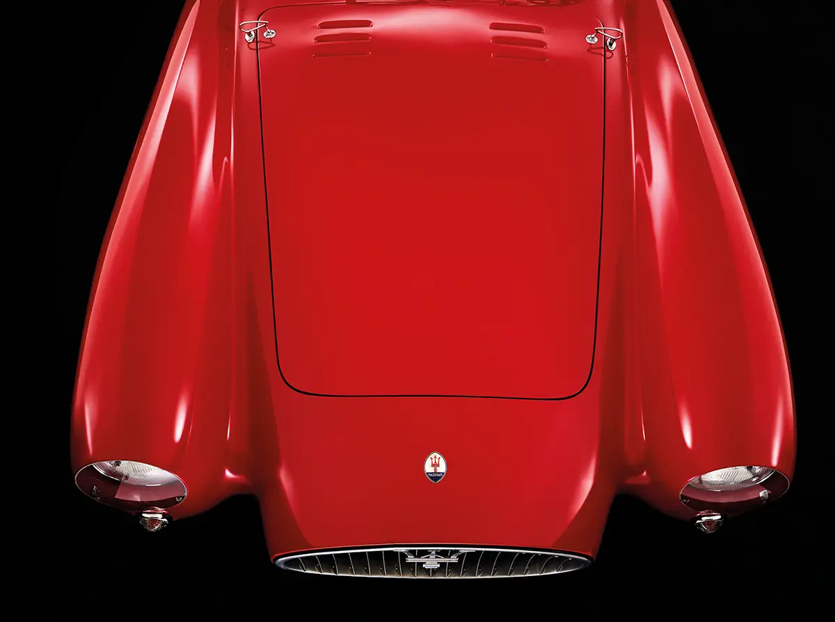 Rote Motorhaube der Maserati Berlinetta A6GCS-53 mit Scheinwerfern und Lufteinlässen aus der Vogelperspektive. Foto: Maserati