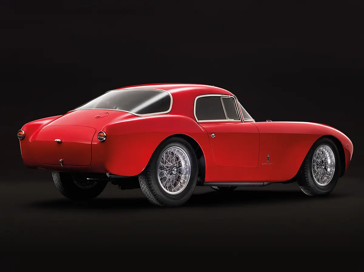 Klassische Heckansicht der roten Maserati Berlinetta A6GCS-53 von Pininfarina vor schwarzem Hintergrund