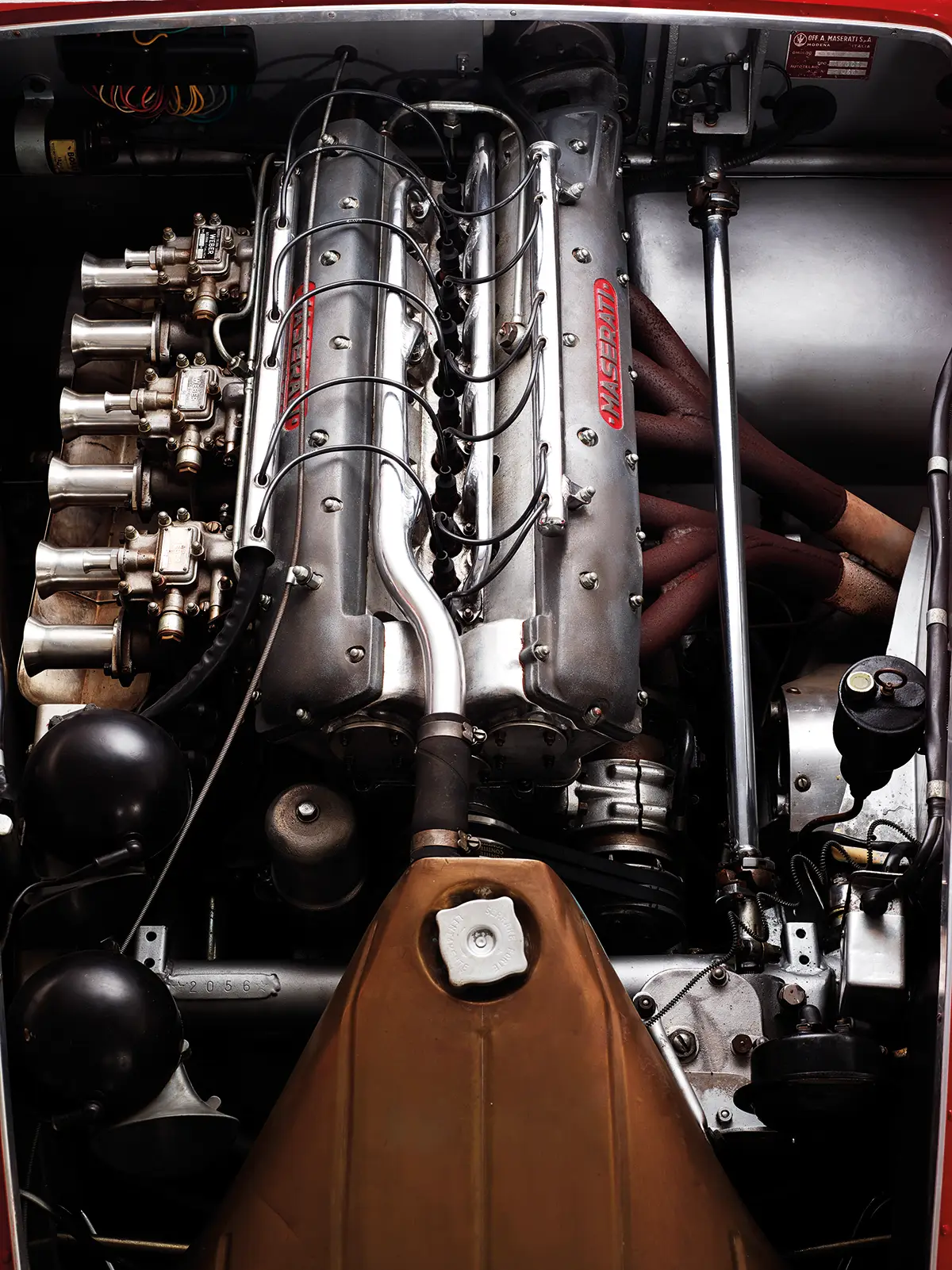 Blick in den detailreichen Motorraum des historischen Maserati A6GCS-53 Rennsportwagens mit Weber-Vergasern.
