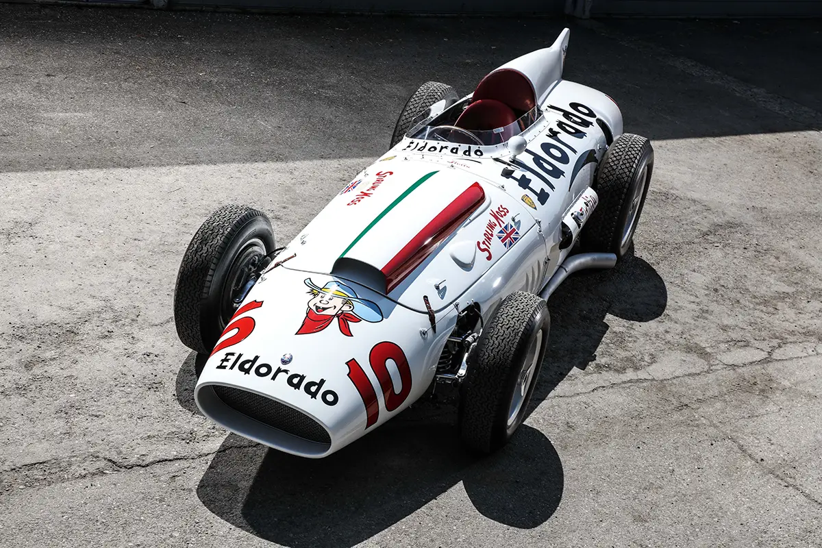 Historischer Monoposto-Rennwagen Maserati Tipo 420M/58 Eldorado in Weiß mit Startnummer 10 aus erhöhter Perspektive