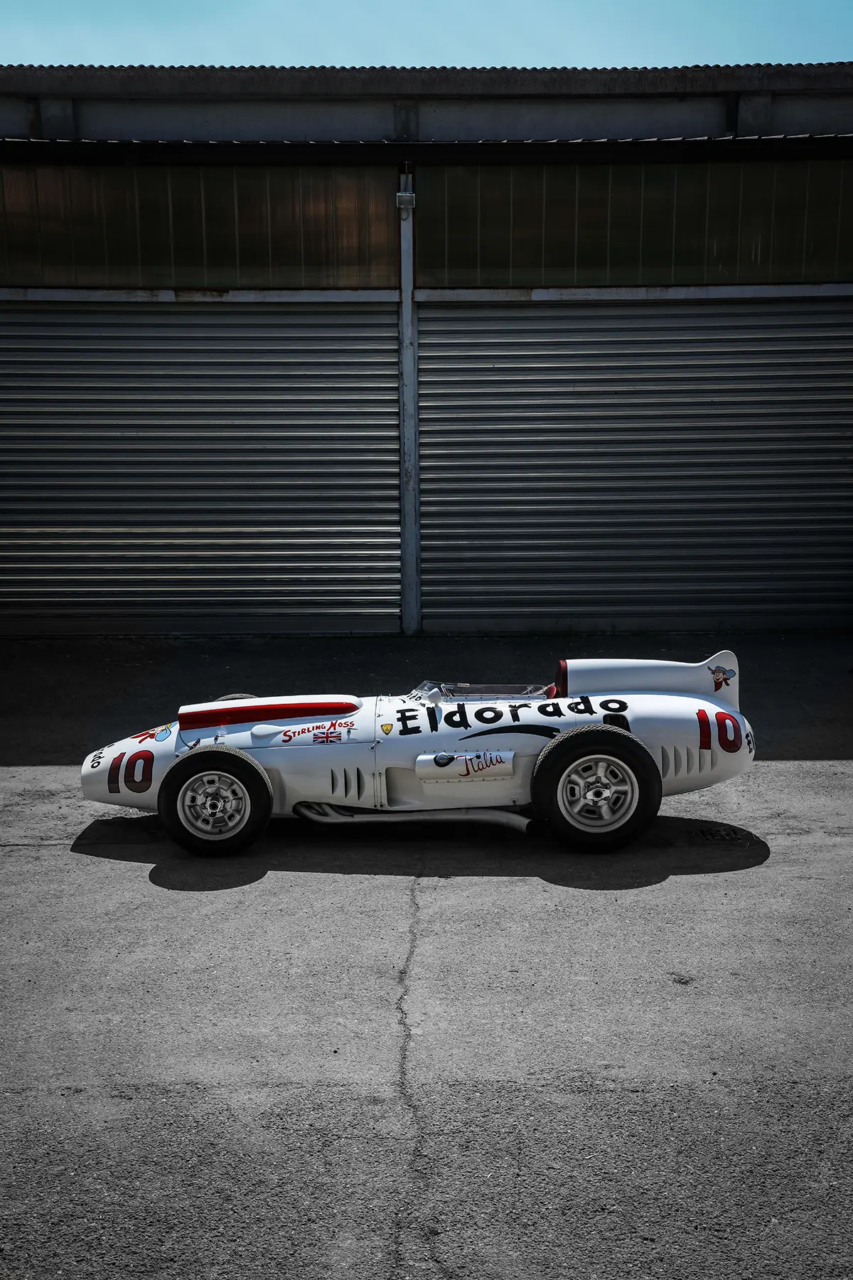 Flache Seitenansicht des Maserati Tipo 420M/58 Eldorado Rennwagens mit Stirling Moss Schriftzug.