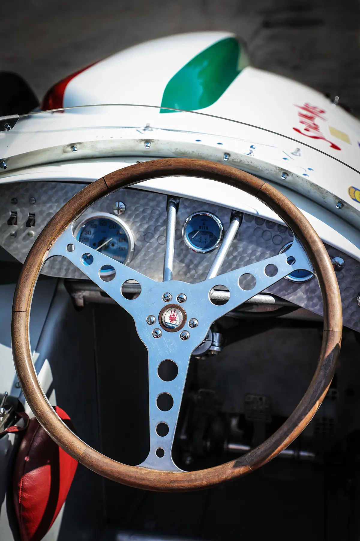 Klassisches Renncockpit des Maserati Tipo 420M/58 Eldorado mit Dreispeichen-Holzlenkrad und Rundinstrumenten