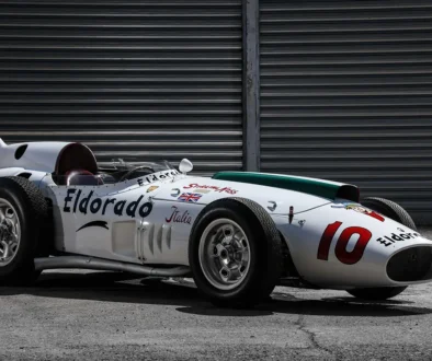 Dynamische Dreiviertelansicht des Maserati Tipo 420M/58 Eldorado Monoposto im Stand