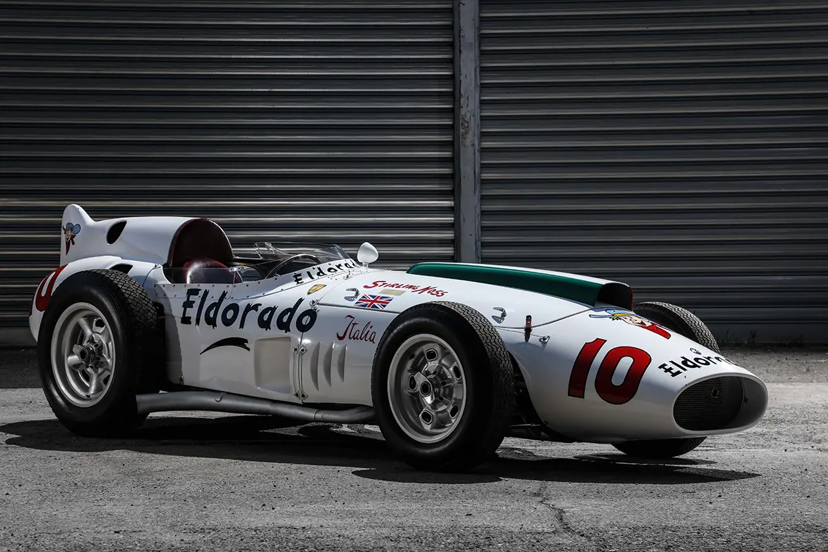 Dynamische Dreiviertelansicht des Maserati Tipo 420M/58 Eldorado Monoposto im Stand