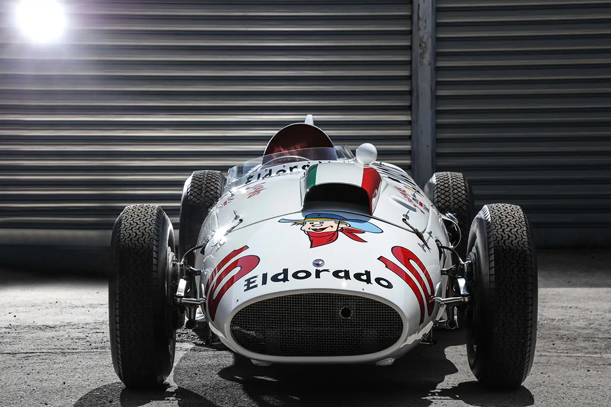 Tief aufgenommene Frontalansicht des Maserati Tipo 420M/58 Eldorado vor einem Rolltor.