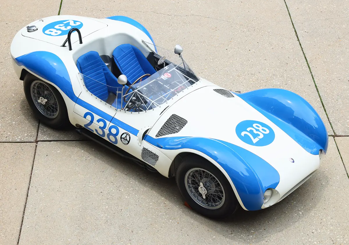 Hohe Dreiviertel-Frontansicht des 1959er Maserati Tipo 61 Birdcage mit Startnummer 238 auf beigem Betonboden. Foto: Mathieu Heurtault Courtesy of Gooding & Company, LLC