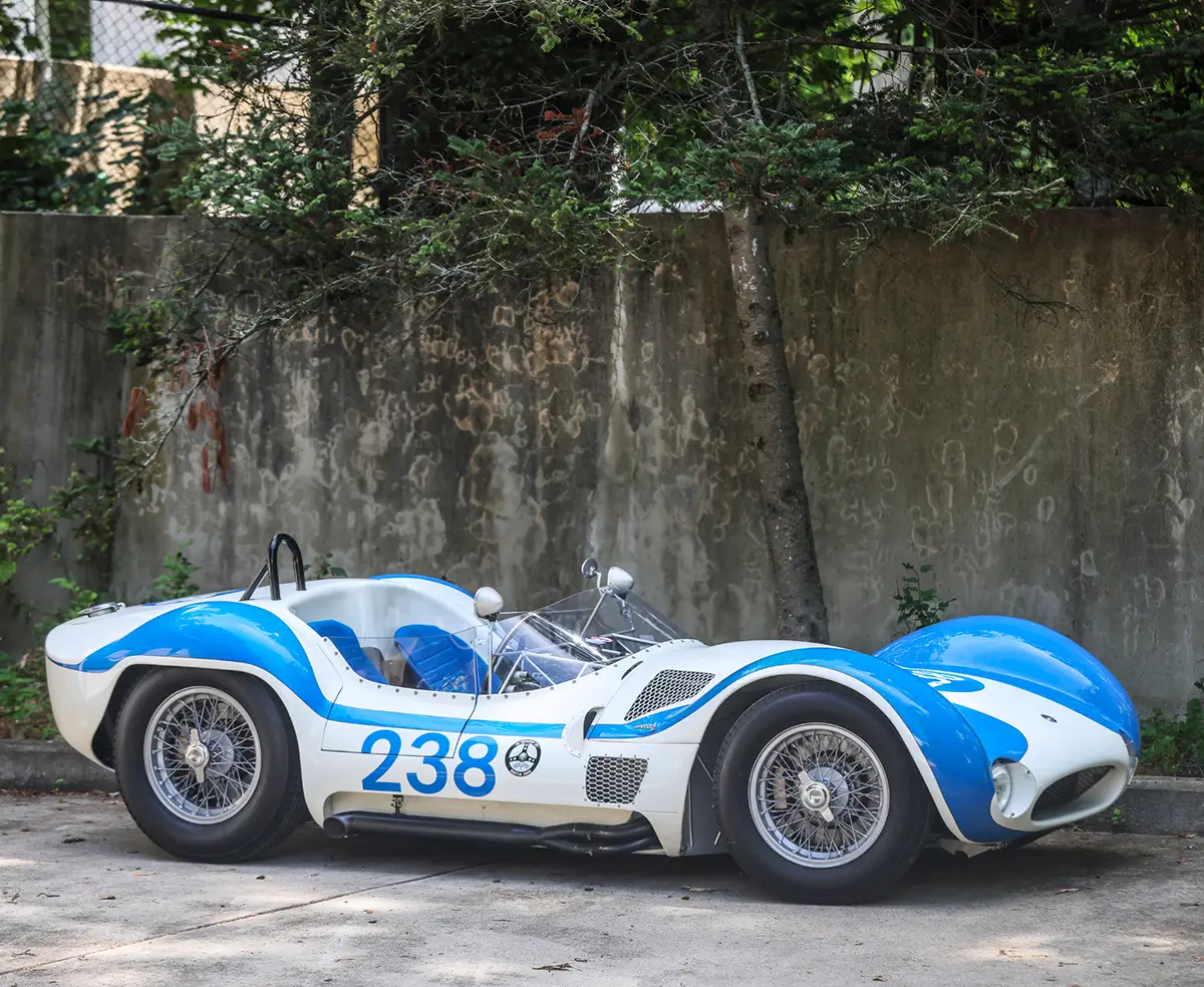 Schräge Seitenansicht der flachen Maserati Tipo 61 Birdcage Barchetta mit Allegretti-Karosserie im Stand.