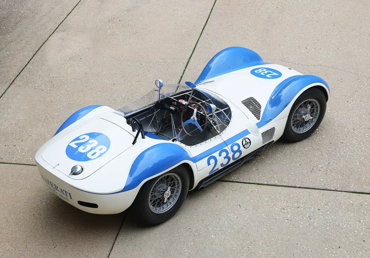 Vogelperspektive von schräg oben auf das Heck, die Startnummer 238 und das offene Cockpit des Maserati Tipo 61 Birdcage.