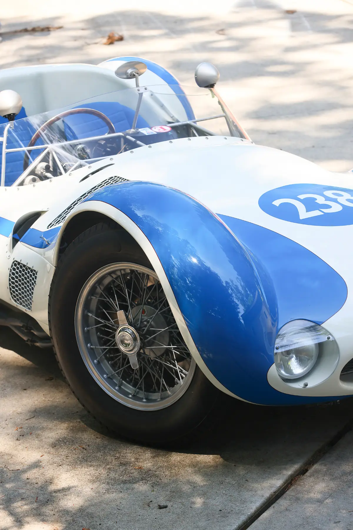 Vorderer geschwungener Kotflügel in Blau-Weiss mit Speichenrad, Zentralverschluss und kleiner Scheibe des Maserati Tipo 61.