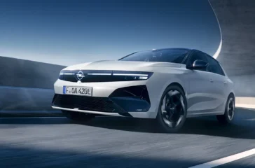 Weißer Opel Astra GSE Line mit schwarzem Dach und sportlicher Frontmaske in dynamischer Kurvenfahrt