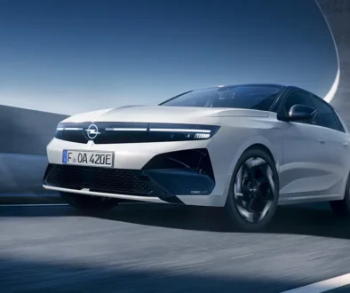 Weißer Opel Astra GSE Line mit schwarzem Dach und sportlicher Frontmaske in dynamischer Kurvenfahrt