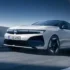 Weißer Opel Astra GSE Line mit schwarzem Dach und sportlicher Frontmaske in dynamischer Kurvenfahrt