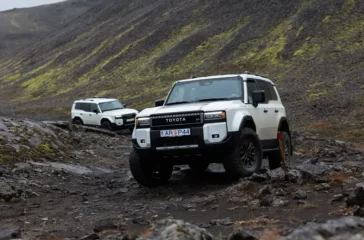 Weisser Toyota Land Cruiser mit 35-Zoll-Bereifung erklimmt eine felsige Geröllpiste im isländischen Hochland