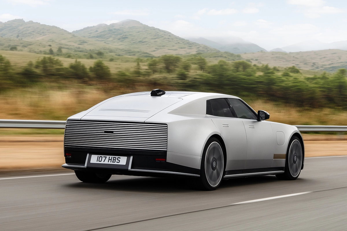 Heckansicht des Jaguar Type 01 ohne Heckscheibe mit Lamellenstruktur und ausfahrbarem Spoiler
