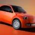 ALT-Text: Das Citroen 2CV Concept in leuchtendem Orangegelb mit freistehenden LED-Scheinwerfern und geriffelter Motorhaube