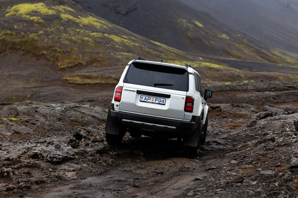 Toyota Land Cruiser bei einer tiefen Flussdurchquerung mit aufspritzender Wasserfontäne in Island
