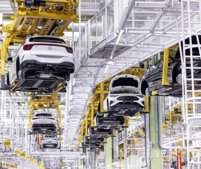 Moderne Fertigungslinie im Automobilwerk von Mercedes-Benz bei der Endmontage von Fahrzeugen