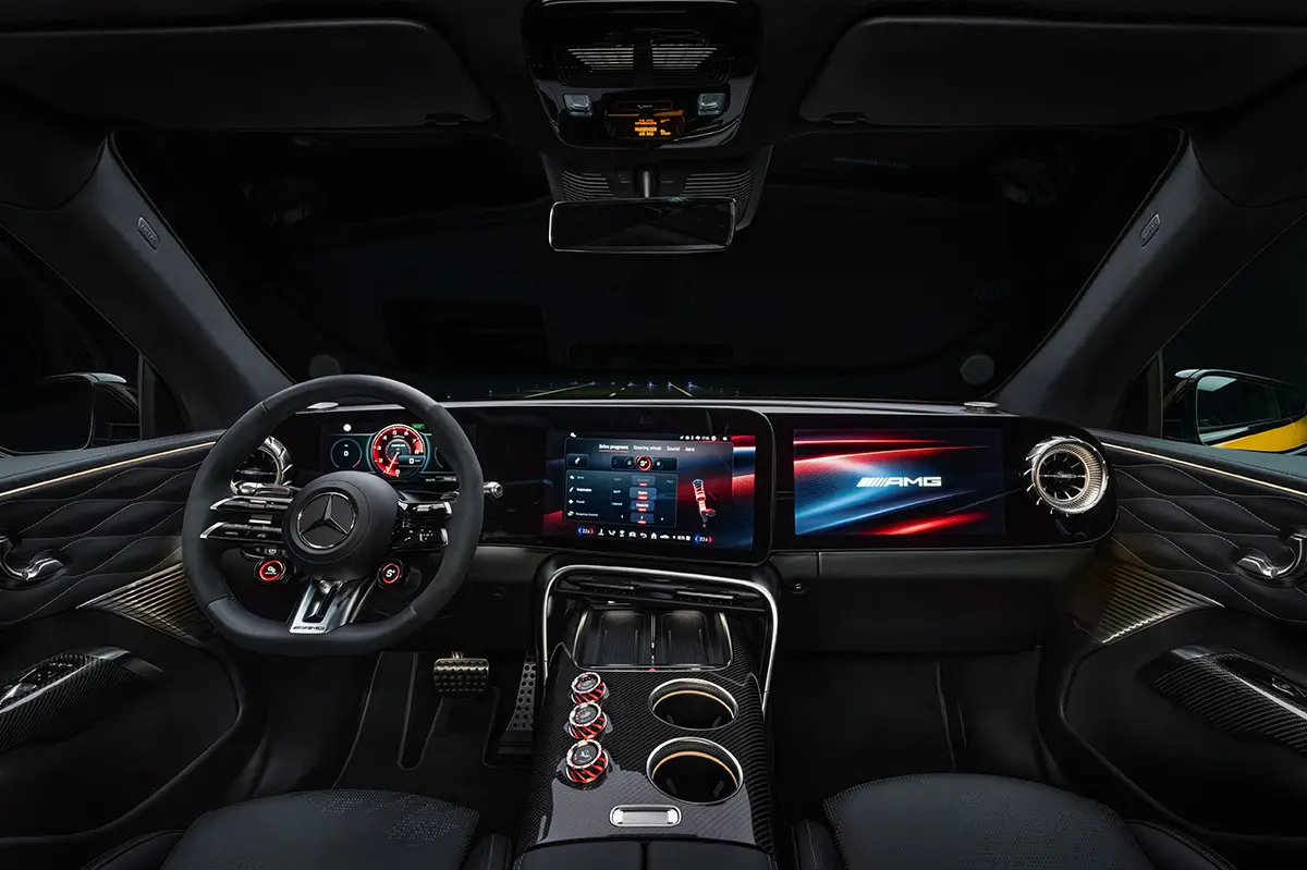 Sportliches Hightech-Cockpit des Mercedes-AMG GT SUV mit breiter Display-Landschaft, Sportlenkrad und Ambientebeleuchtung