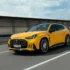 Frontansicht des neuen gelben Mercedes-AMG GT SUV mit markantem Grill und dynamischer Coupé-Linie auf der Teststrecke
