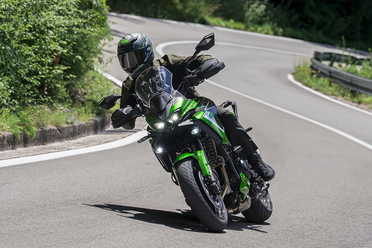 Fahrer auf der Kawasaki Versys 900 in dynamischer Schräglage in einer asphaltierten Kehre