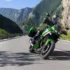 Die grüne Kawasaki Versys 900 in zügiger Fahrt auf einer asphaltierten Bergstraße
