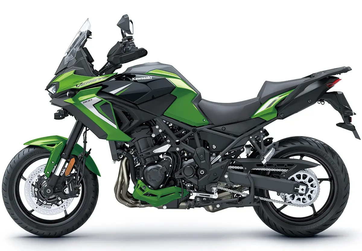 Exakte Seitenansicht der Kawasaki Versys 900 SE in Lime Green mit sichtbarem Stahlgitterrohrrahmen