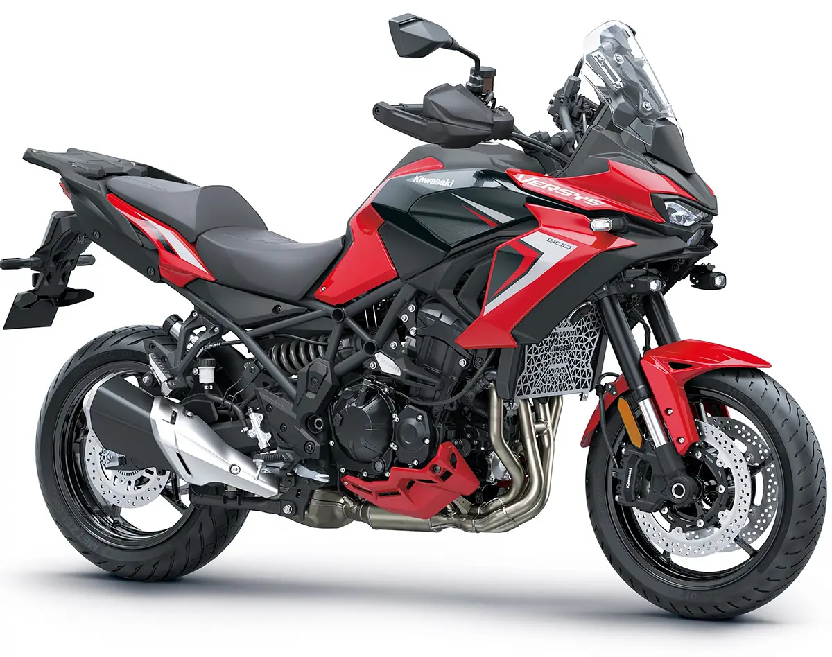 Studioaufnahme der Kawasaki Versys 900 in sportlicher rot-schwarzer Lackierung mit hohem Windschild