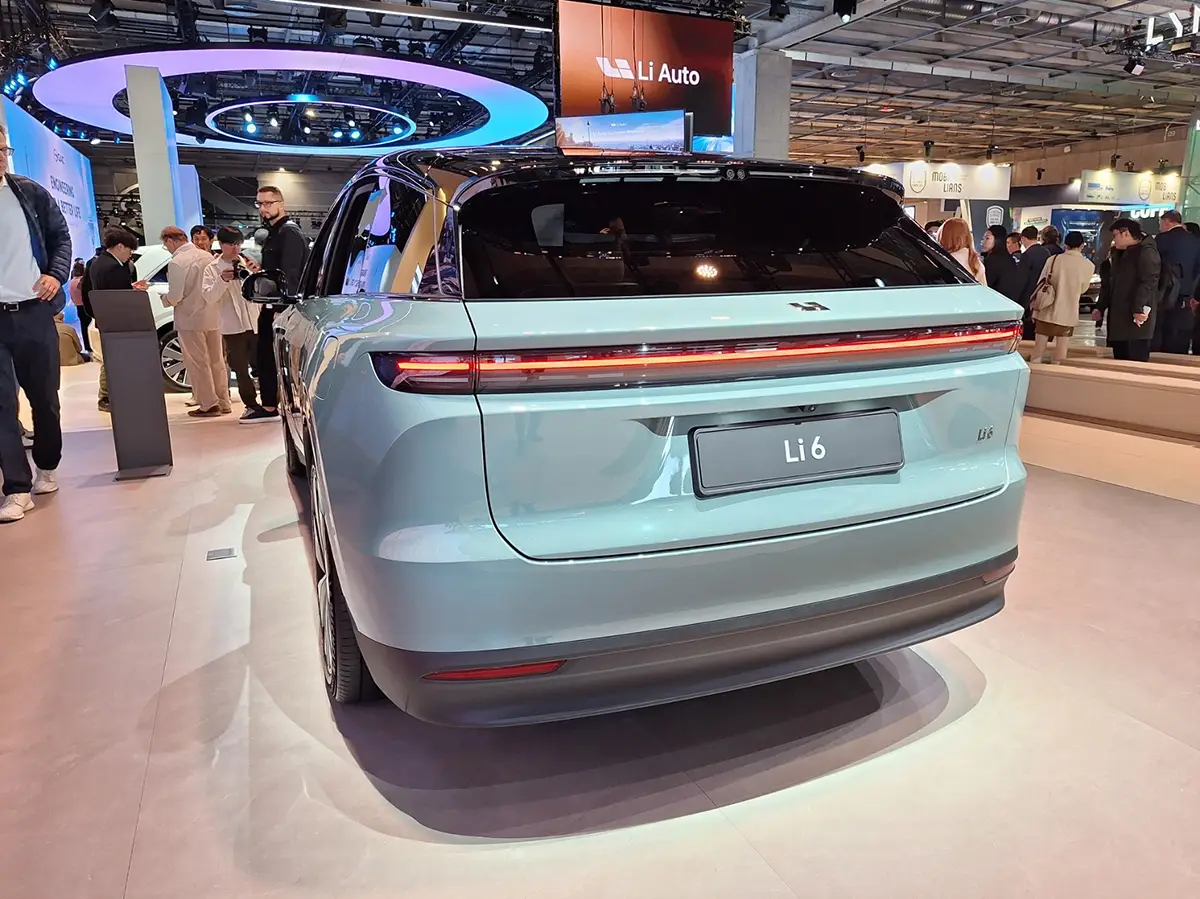 Heckansicht des Elektro-SUV Li 6 mit durchgehendem LED-Lichtband auf der Automesse in Paris