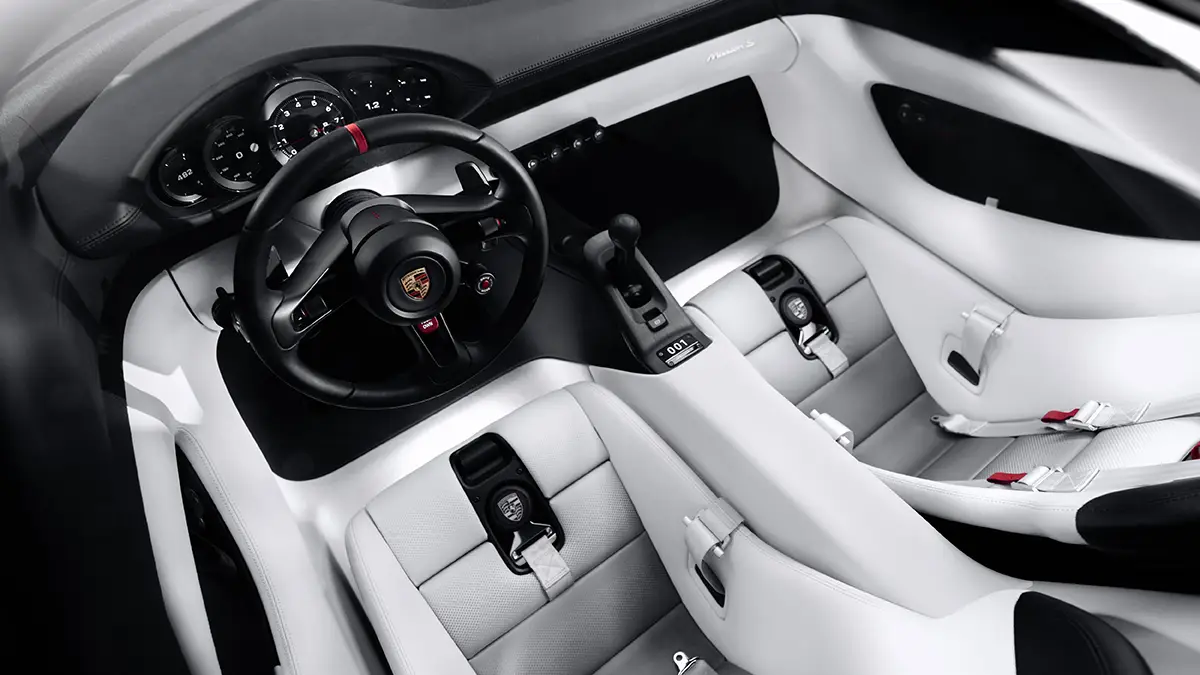 Fahrerfokussierter Innenraum des Porsche Mission S mit fünf Rundinstrumenten, Rennschalensitzen und ohne Riesen-Display