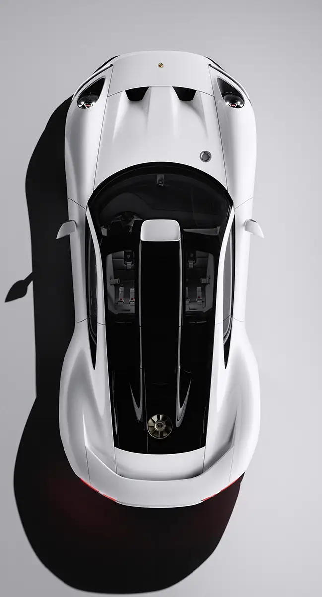 Draufsicht auf den Porsche Mission S mit sichtbaren Lufteinlässen und Motorabdeckung im 917-Stil