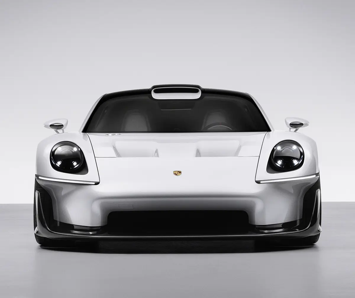 Flache Frontpartie des Porsche Mission S mit runden Scheinwerfern im Stil des Porsche 911 GT1