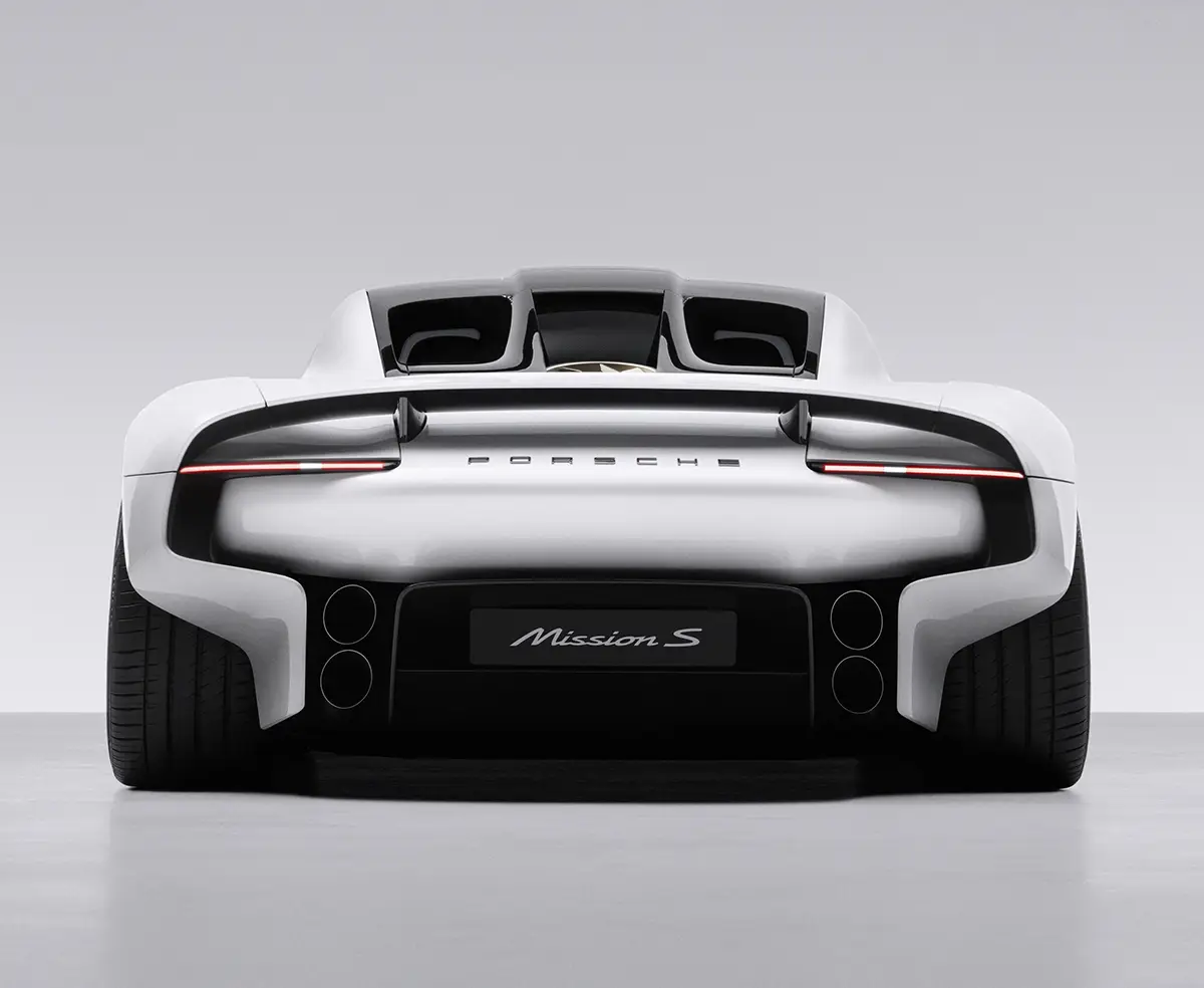 reites Heck des Porsche Mission S mit durchgehendem Leuchtband und aktiver Aerodynamik