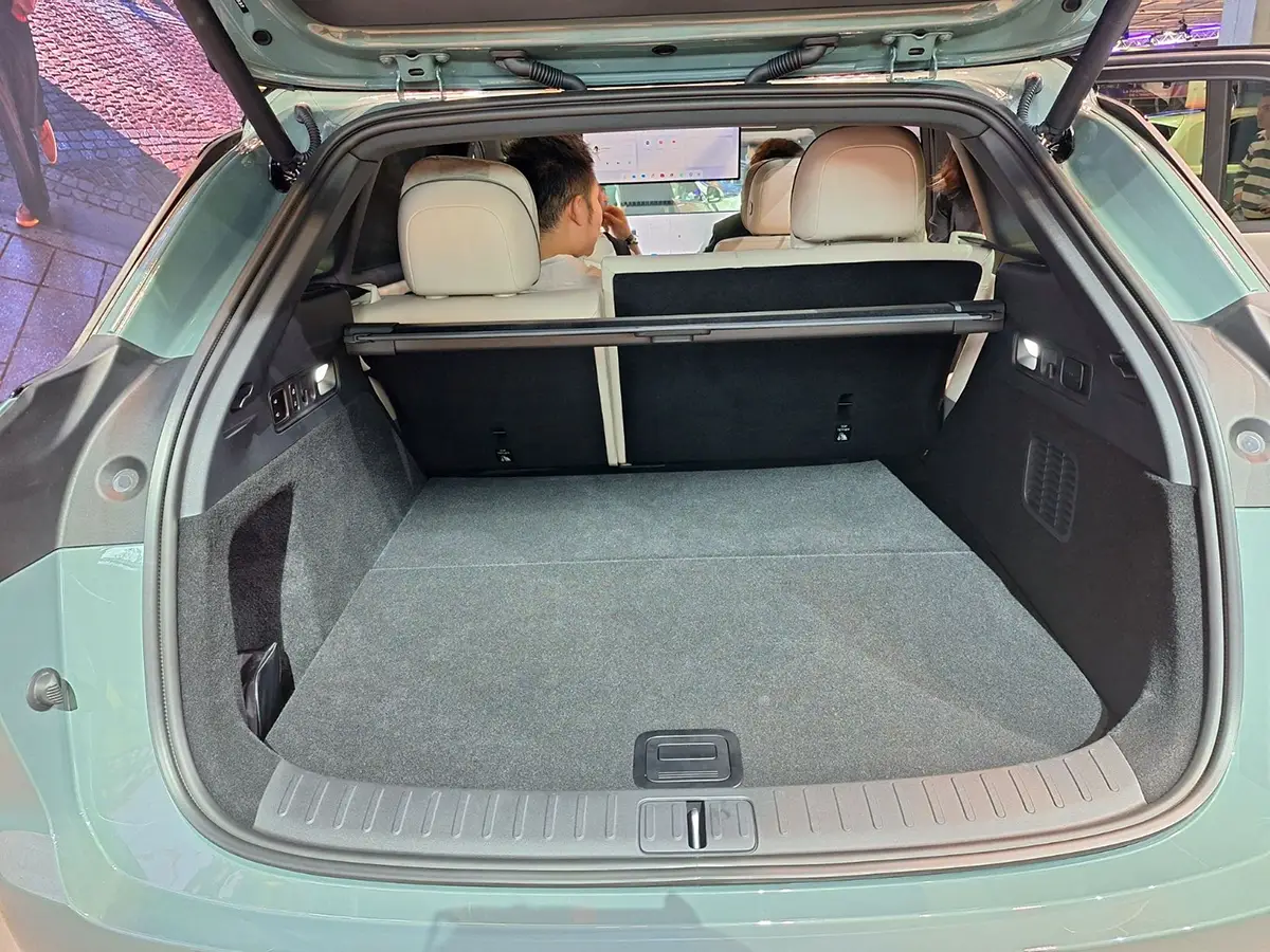 Blick in den geräumigen Kofferraum des fünfsitzigen Elektro-SUV Li Auto Li 6 mit elektrischer Sprachsteuerung