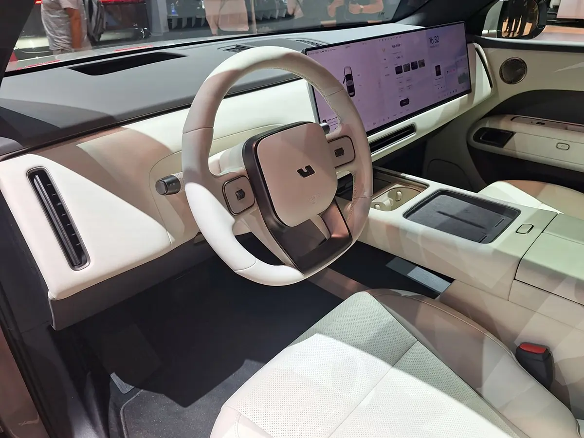 Futuristisches Cockpit des Li Auto Li 6 mit hellem Lederinterieur, Yoke-inspiriertem Lenkrad und 29-Zoll-Bildschirm